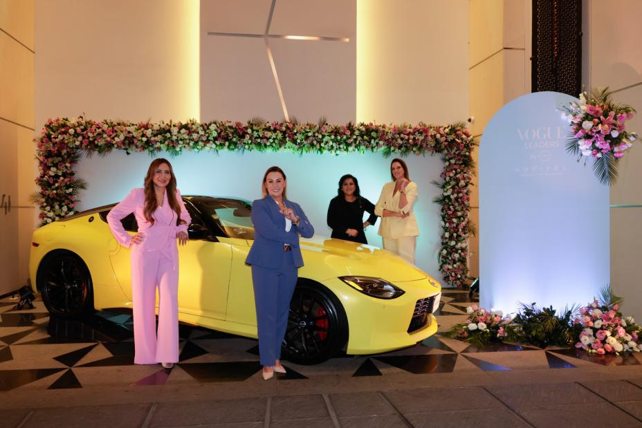 Voceras de Nissan como Brenda Rodríguez, Noemí Andrade, Claudia Rodríguez y Luciana Herrmann con un Nissan Z amarillo en el photo opportunity de Vogue Leaders by Nissan