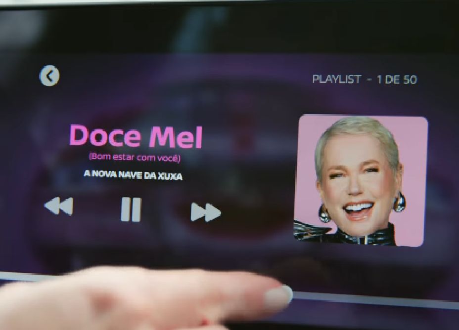 A apresentadora e cantora Xuxa Meneghel manuseia a central multimídia de um Nissan Kicks