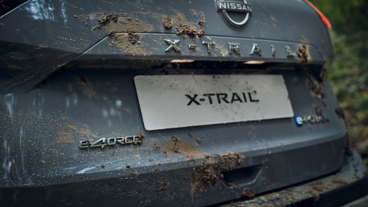 Heckpartie des schlammverschmierten, grauen Nissan X‑Trail N-Trek