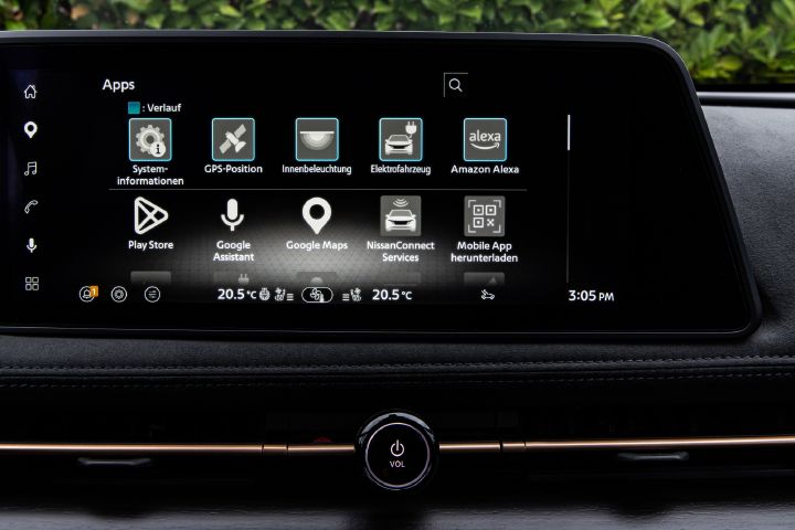 Innenraum des Nissan Ariya mit Detailansicht auf den Infotainmentbildschirm, der die Menü-Übersicht anzeigt