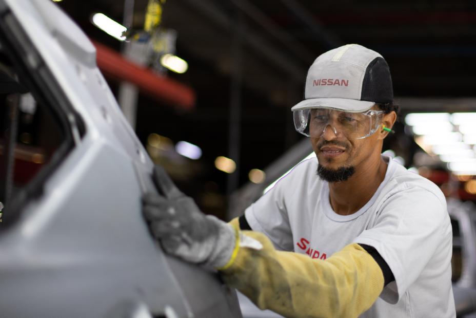 Funcionário negro trabalha no prédio da Montagem no Complexo Industrial da Nissan em Resende