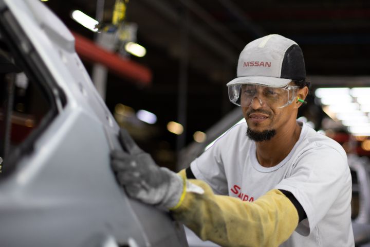 Funcionário negro trabalha no prédio da Montagem no Complexo Industrial da Nissan em Resende
