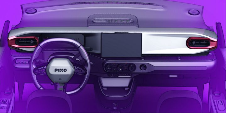 Fotografi av en bils cockpit sedd från förarsätet, med bild av instrumentbrädan och kontrolllayouten. Lila ambientbelysning omger en bred horisontell instrumentpanel, central porträttdisplay, PIXO-märkt ratt, digital instrumentpanel, smala luftventiler och centralkonsolkontroller.