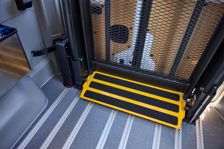 Detailaufnahme des Rollstuhllifts im Innenraum eines Nissan Interstar-e mit MobiTEC Ausbau