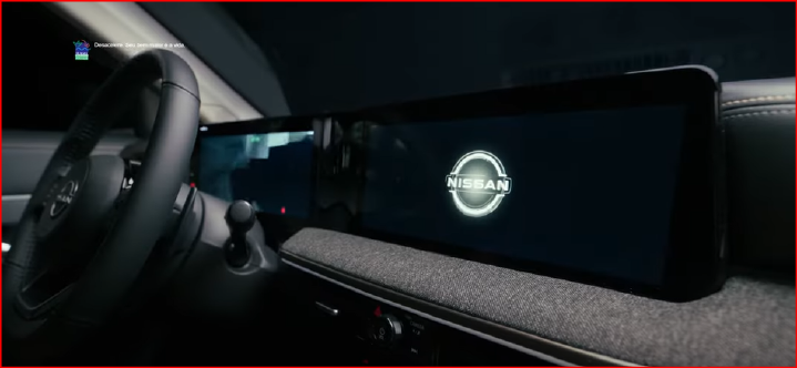 Vista traseira do porta-malas do Nissan Kicks com a tampa aberta, mostrando o compartimento carregado com malas e mochilas de diferentes tamanhos e cores