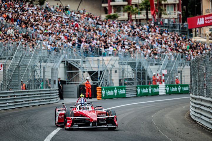 Norman Nato im Nissan Formel E Rennwagen mit einer vollen Tribüne hinter sich auf den Straßen von Monaco.