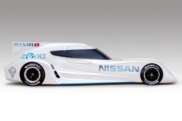 un coche de carreras eléctrico blanco