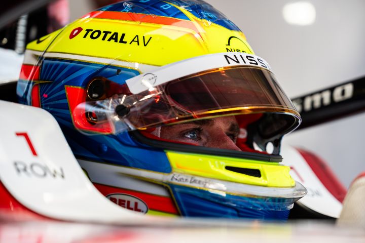 Nahaufnahme von Oliver Rowland mit seinem gelben Helm und hochgeklapptem Visier, der im Nissan e‑4ORCE 05 mit der Startnummer 1 sitzt und darauf wartet, in Miami auf die Strecke zu gehen.