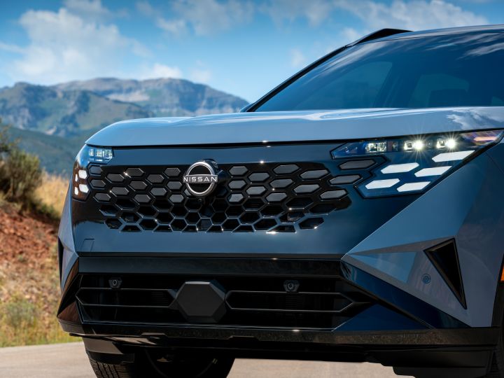 SRテクノロジーパッケージを装備した新型日産ローグ ハイブリッド SR。幾何学的なハニカムグリルを備えた特徴的なフロントフェイスや一体型LEDライト、グロスブラックのアクセントが、スポーティな魅力を強調している。