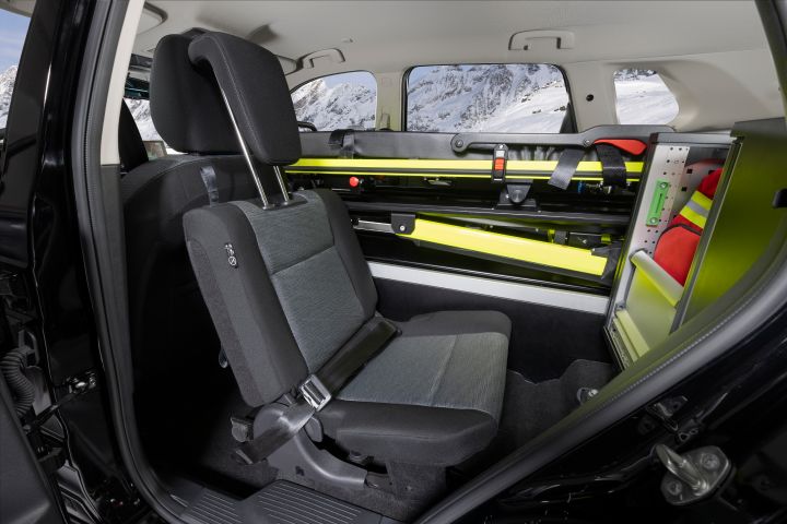 A stretcher to allow transport of injured people, available in the trunk of of Nissan X‑Trail