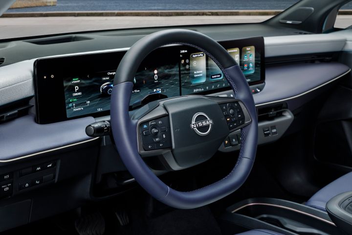 Interieuraufnahme vom Cockpit des Nissan LEAF mit Fokus auf das Lenkrad