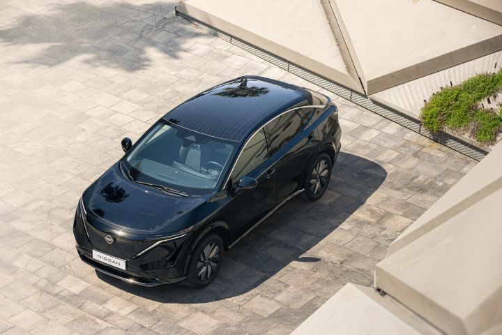 Nissan Ariya visto de cima e de frente com painéis solares no tejadilho e em cima do capot
