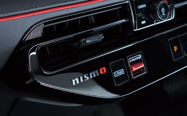 Gros plan intérieur sur le sigle NISMO et le sélecteur de mode de conduite