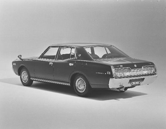 Modèle Réduit Berline Nissan Cedric 2000SGL 1975 échelle 1:43 - En Boîte