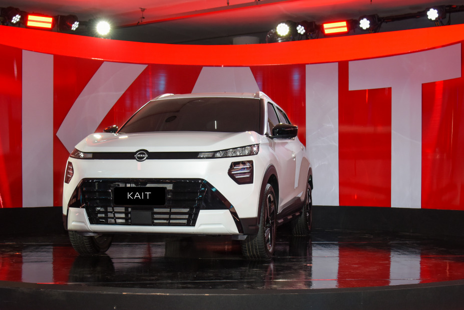 Novo Nissan Kait no palco com parede de fundo com seu nome