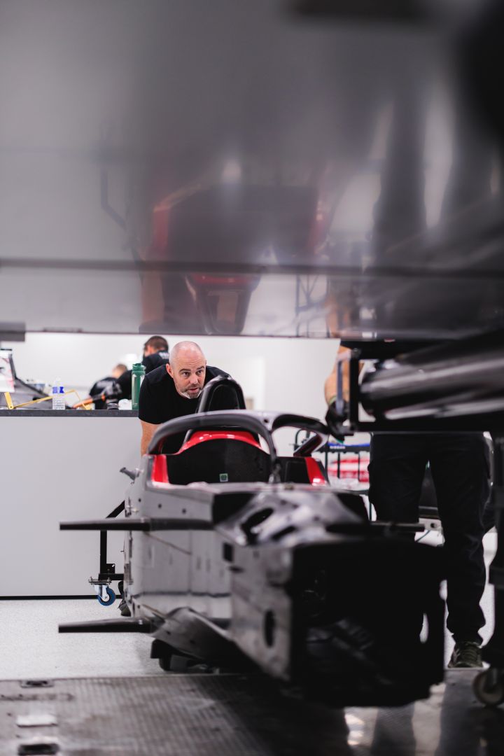Ein Mechaniker begutachtet einen Nissan Formel E Rennboliden der Saison 11