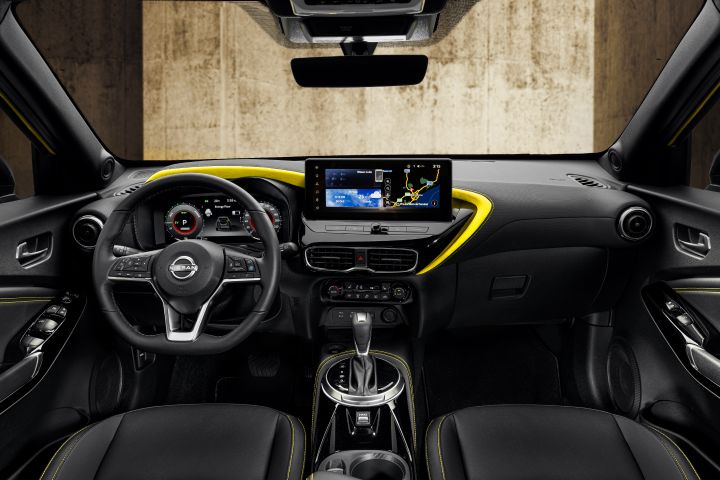 Innenraum des Nissan Juke, Cockpit und Vordersitze, schwarz mit gelben Akzenten