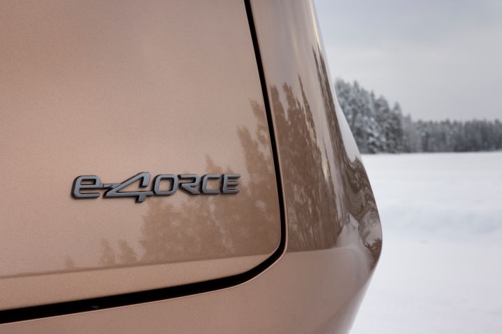Detailansicht Heck Elektroauto Nissan Ariya mit e‑4ORCE Logo