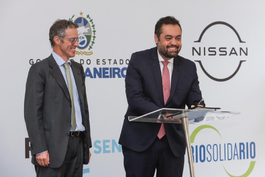Presidente da Nissan e Governado do estado do Rio de Janeiro, no palco assinando um contrato