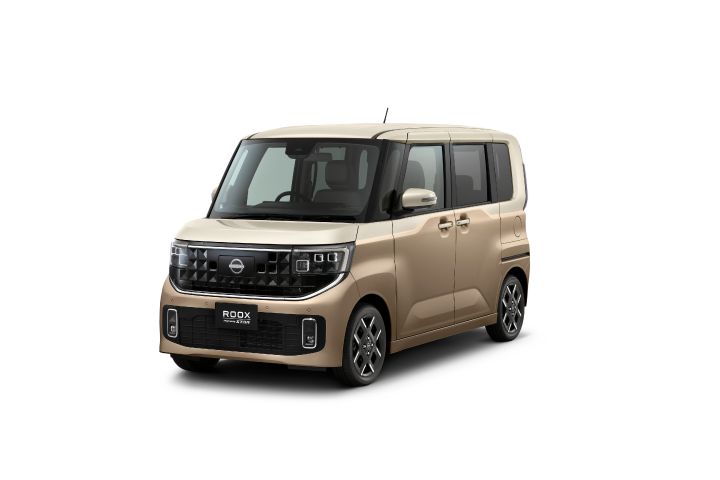 A cinnamon latte_frozen vanilla pearl_premium two-tone (body color) new Nissan Roox kei car (Highway Star) is positioned facing slightly to the front-left against a plain white background.