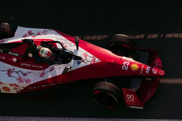Vue aérienne d'une voiture de Formule E Nissan avec une nouvelle livrée.
