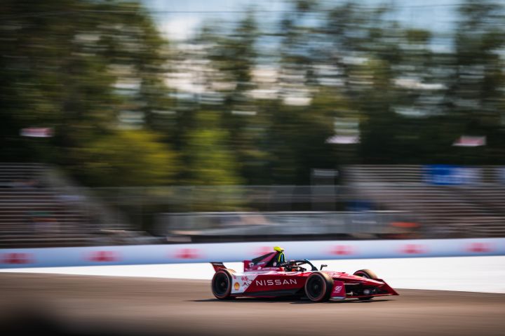 Un véhicule de Formule E sur la piste de course.