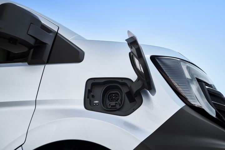 All-new Nissan Interstar - EV plug unplugged