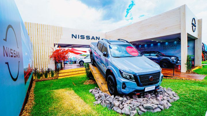 Nissan Frontier Pro 4X em exibição na frente do estande da Nissan na COOPAVEL