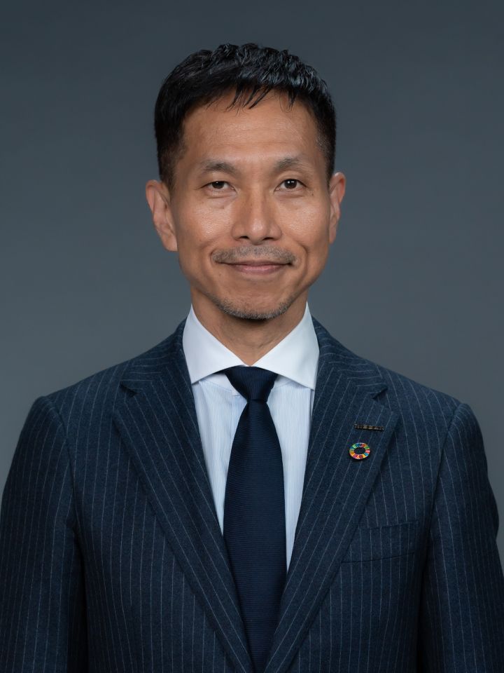 Portrait of Toru Ihara (suit, tie, NISSAN corporate pin and SDGs badge) (front)