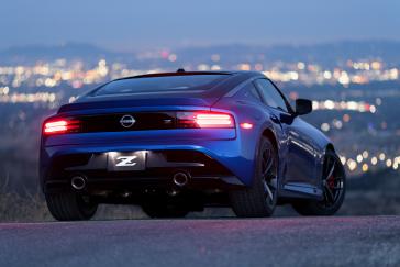 Vue arrière d’une Nissan Z 2023 bleue garée la nuit.