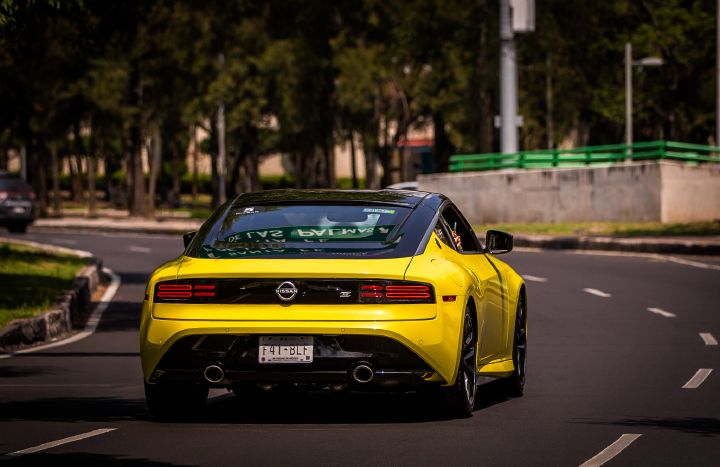 Una foto de un Nissan Z amarillo alejándose de la cámara.