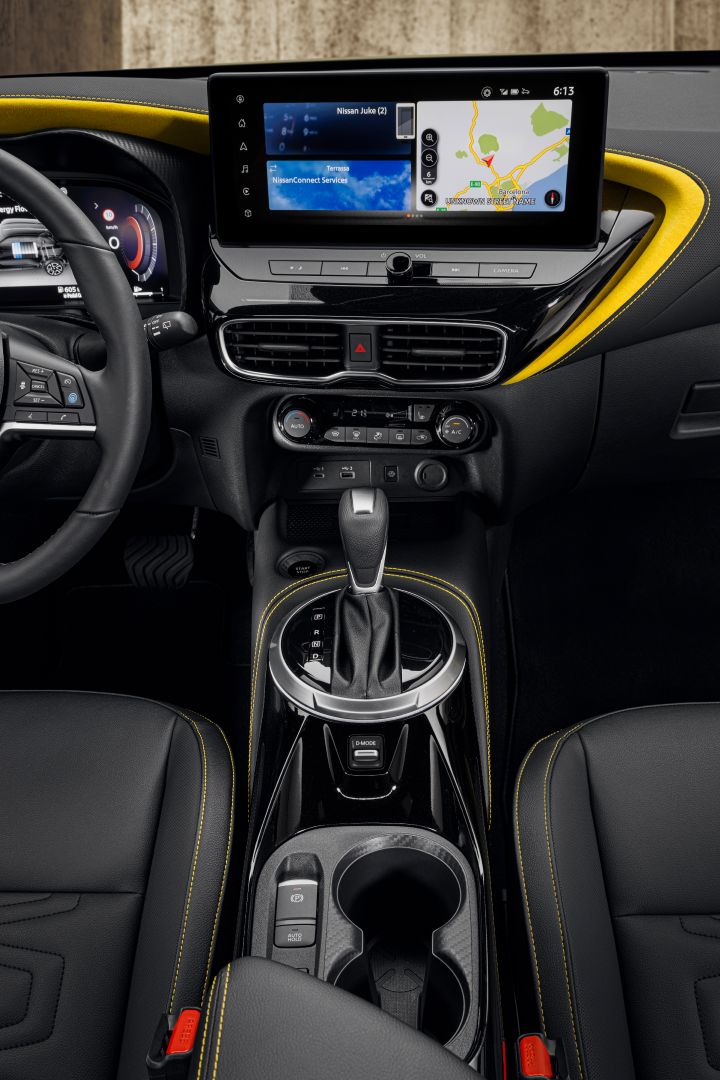 Innenraum des Nissan Juke mit Mittelkonsole und Infotainmentsystem