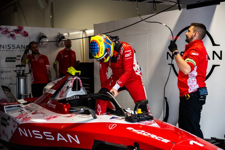Oliver Rowland steigt in der Nissan Garage in seinen Nissan Formula E Rennwagen