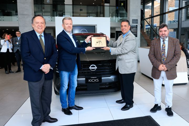 Entrega del premio SUV del Año a Nissan Kicks por FIPA.