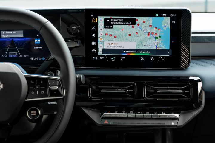 Der zentrale Infotainmentbildschirm im Nissan Micra zeigt die Kartenansicht der Navigation