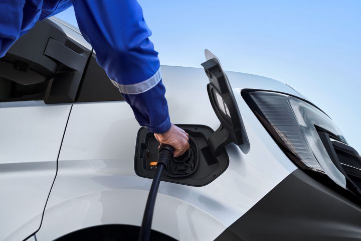 All-new Nissan Interstar - being plugged in
