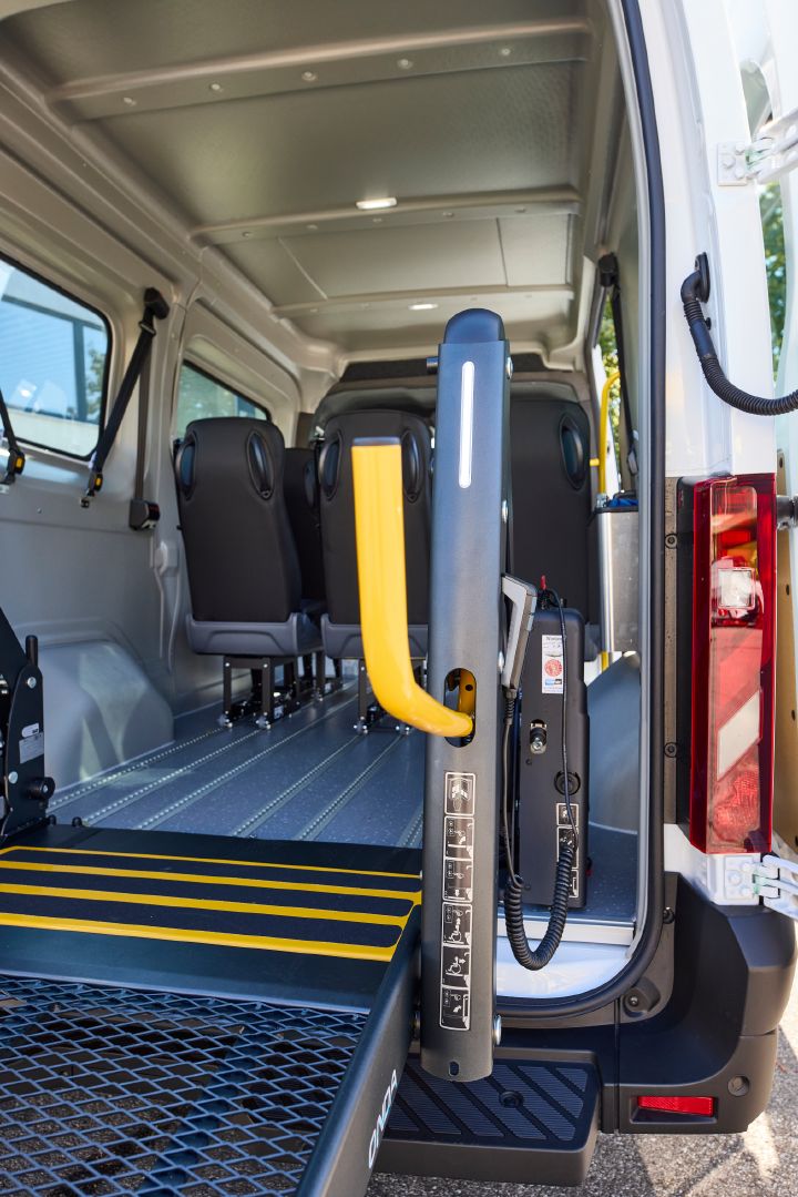 Detailaufnahme vom gelben Haltegriff am schwarzen Rollstuhllift am Heck des Nissan Interstar-e mit MobiTEC Ausbau