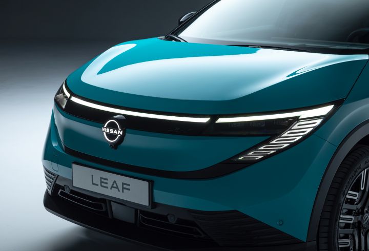 Détail de la partie avant de la nouvelle Nissan LEAF bleu turquoise en studio.
