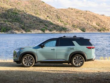 Fotografía de nuevo Nissan Pathfinder 2026 color turquesa de costado.
