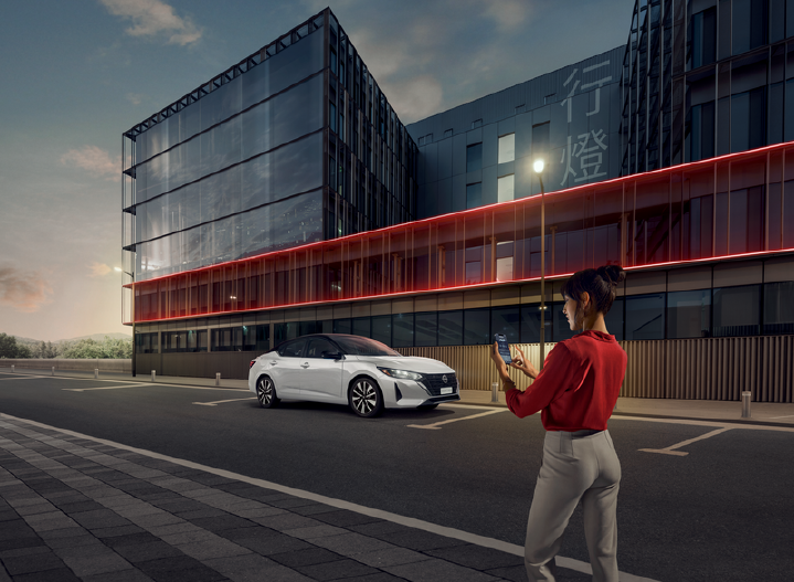 Mujer sacando fotos con su celular al Nuevo Nissan Sentra