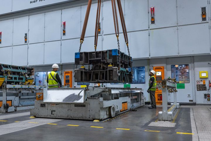 Ein Stempel zum Stanzen von Teilen wird im Nissan Werk Sunderland in eine Presse geladen