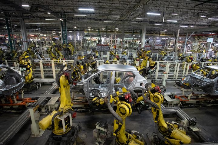 Robôs trabalham na linha de montagem da Nissan no Complexo Industrial de Resende