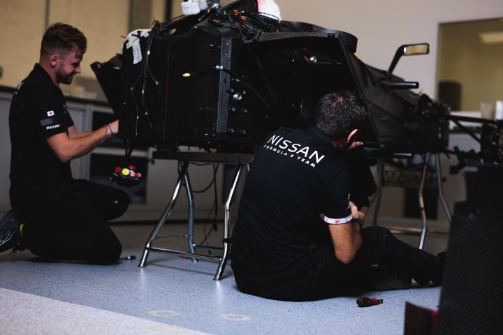 Zwei Nissan Mechaniker arbeiten am Nissan Formel E Rennboliden