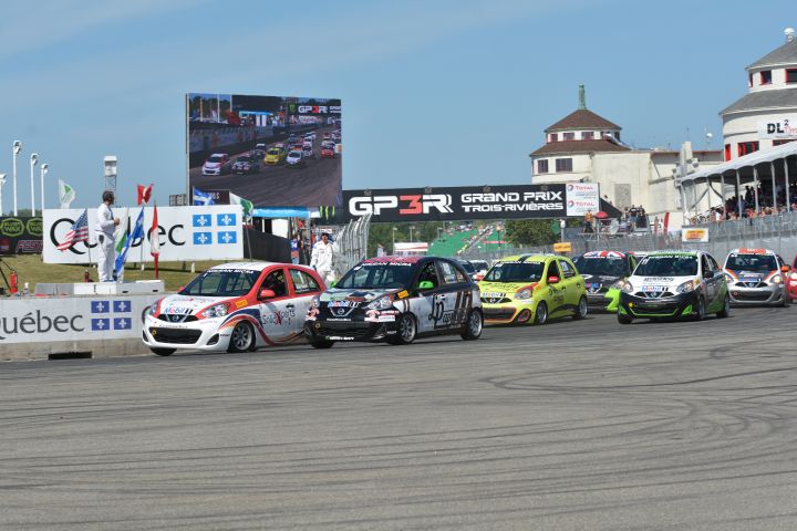 Plusieurs Nissan Micra en course lors de la Coupe Micra