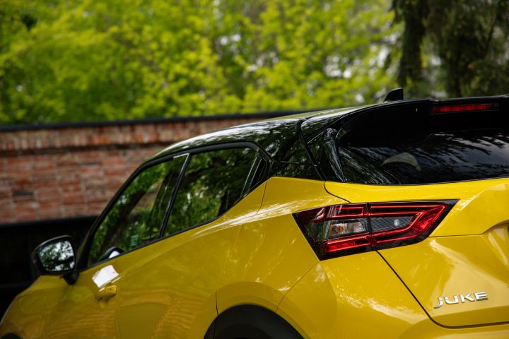 Żółty Nissan Juke stojący przed budynkiem - zbliżenie