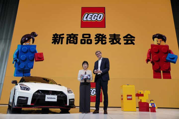 Niels B. Christiansen, PDG du groupe LEGO, et Asako Hoshino, vice-président exécutif de Nissan, posant pour une photo.