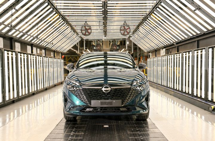 Ein fertiger Nissan Qashqai von 2024 in Dunkelgrün verlässt die Produktionslinie des Nissan Werks in Sunderland