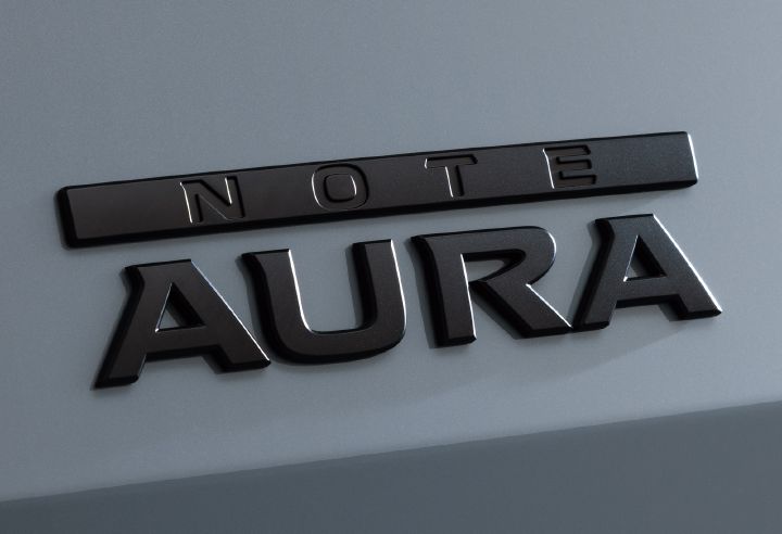 日産ノート オーラ Black Editionのリアゲートに装着されたブラック仕上げの車名エンブレム「NOTE AURA」