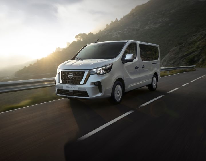 Nissan Primastar vista de frente a três quartos em estrada, com montanha de fundo