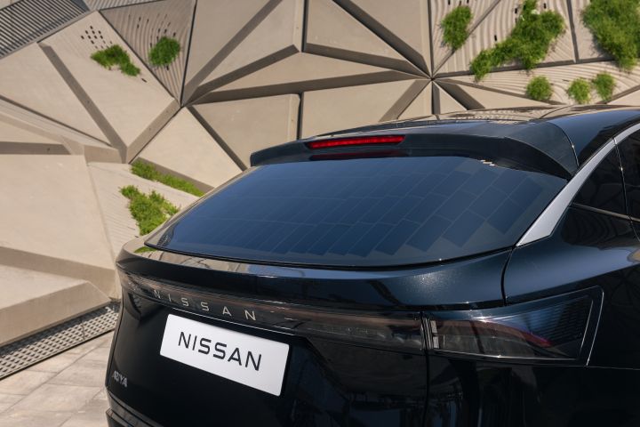 Nahaufnahme von den Solarzellen im Rückfenster des Nissan Ariya Concepts mit Solartechnologie